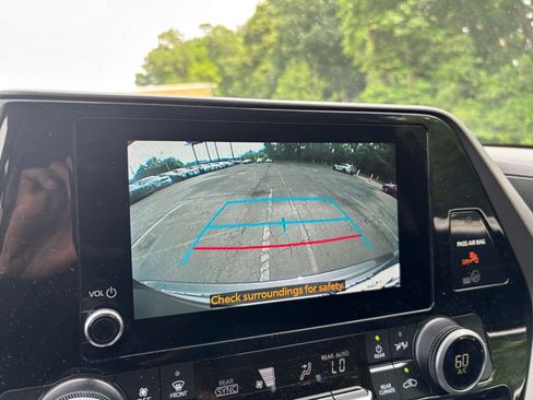 Used 2025 Toyota Highlander LE FWD image 24