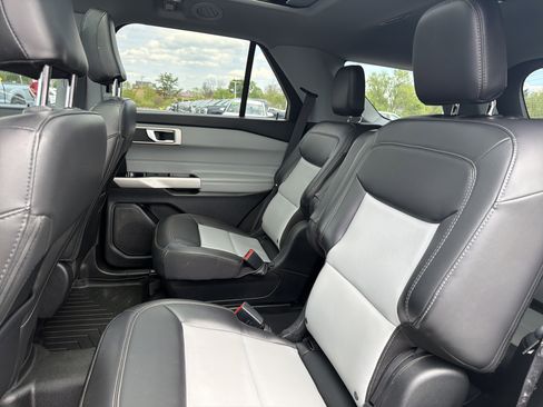 Used 2022 Ford Explorer XLT w/ Equipment Group 202A AWD/4WD image 13
