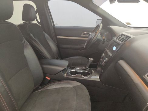 Used 2018 Ford Explorer XLT w/ Equipment Group 202A FWD image 21