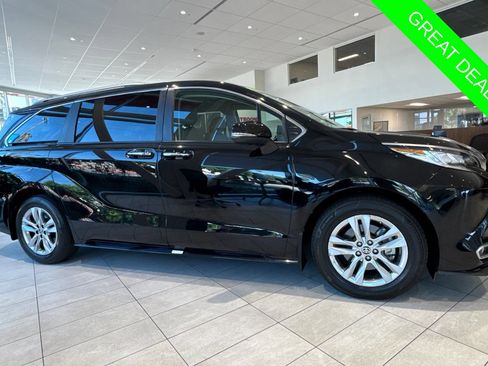 Certified 2023 Toyota Sienna Limited FWD image 3