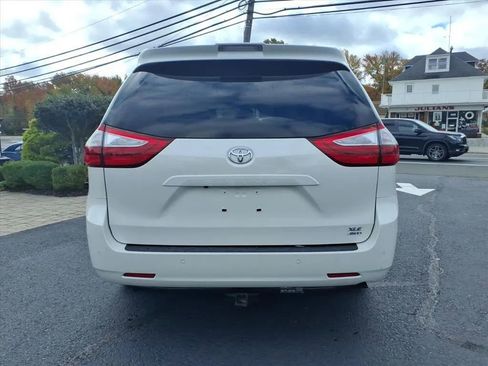 Used 2019 Toyota Sienna XLE Premium image 3