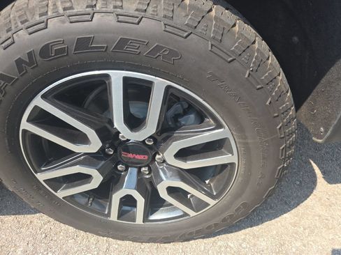 Used 2023 GMC Yukon AT4 w/ Technology Package AWD/4WD image 9