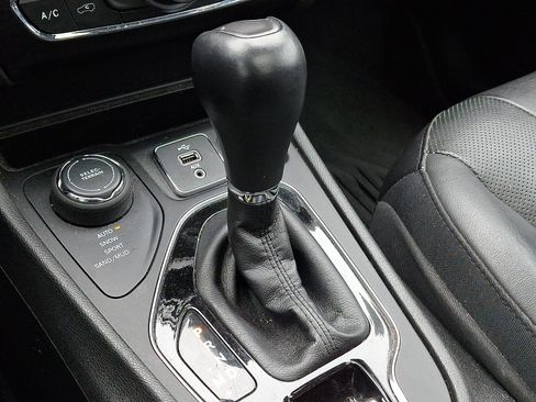Used 2019 Jeep Cherokee Limited AWD/4WD image 16