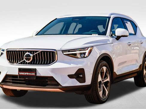 Used 2025 Volvo XC40 B5 Plus AWD/4WD image 3