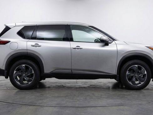 Used 2025 Nissan Rogue SV image 11