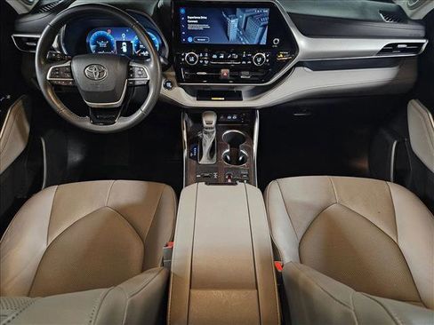 Used 2023 Toyota Highlander Platinum FWD image 17