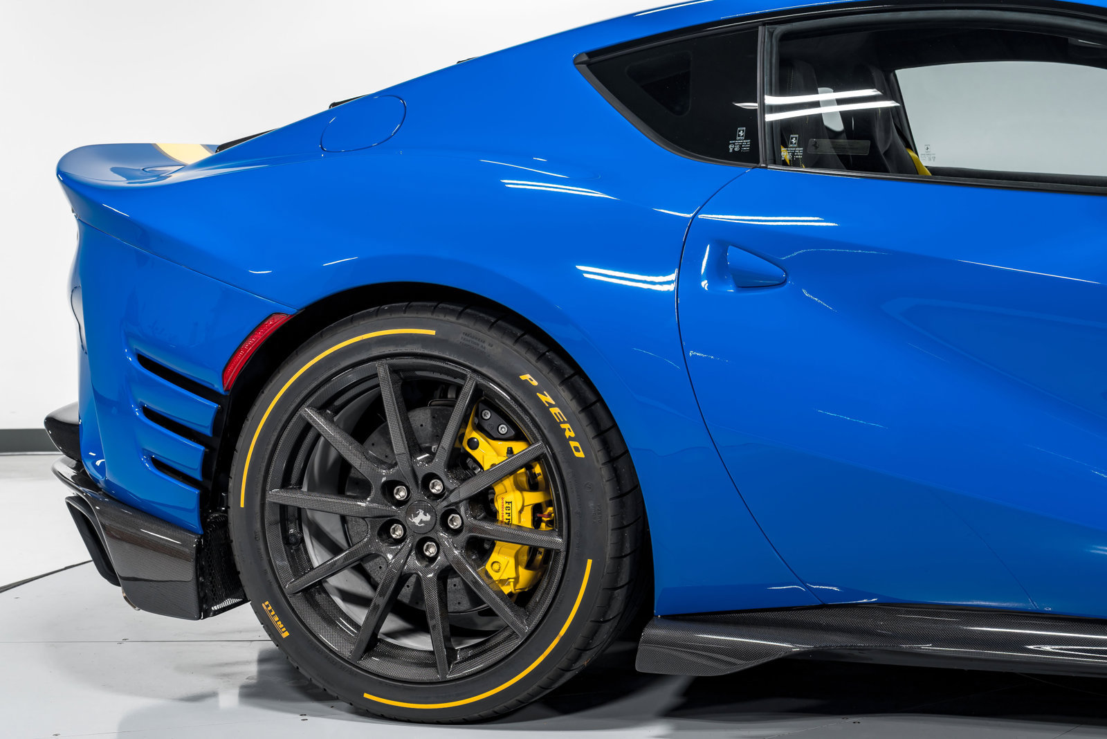 Used 2022 Ferrari 812 Competizione RWD image 6