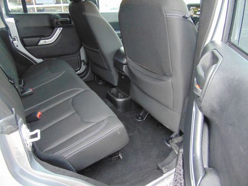 Used 2016 Jeep Wrangler Unlimited Sahara w/ Connectivity Group image 4