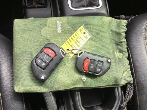Used 2021 Jeep Wrangler Unlimited Sahara AWD/4WD image 20