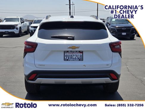 Used 2025 Chevrolet Trax LT w/ LPO, Blackout Package FWD image 6
