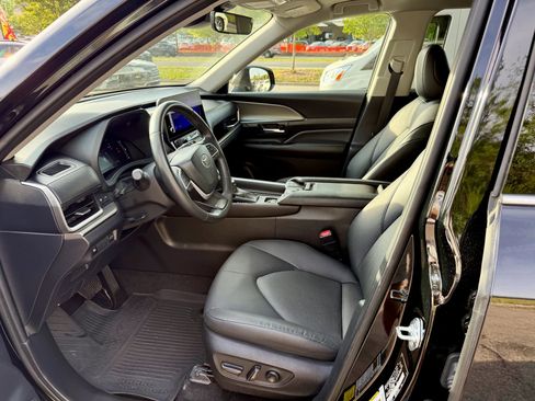 Used 2024 Toyota Grand Highlander AWD image 9