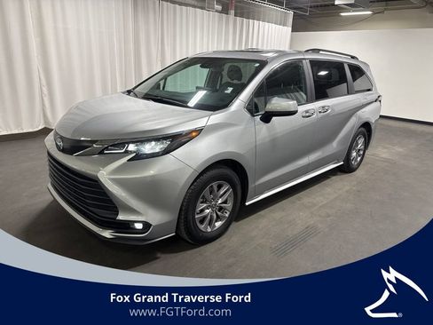 Used 2025 Toyota Sienna XLE FWD image 1