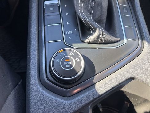 Used 2021 Volkswagen Tiguan SE image 22