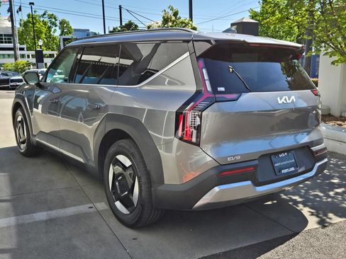 Certified 2024 Kia EV9 Wind AWD/4WD image 5