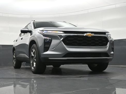 Used 2025 Chevrolet Trax LT w/ Driver Confidence Package FWD image 29