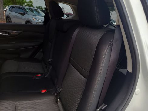Used 2020 Nissan Rogue SV FWD image 11