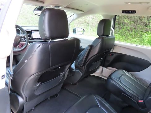 Used 2024 Chrysler Pacifica Touring-L FWD image 28