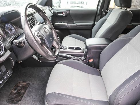 Used 2020 Toyota Tacoma TRD Off-Road w/ Technology Package image 17