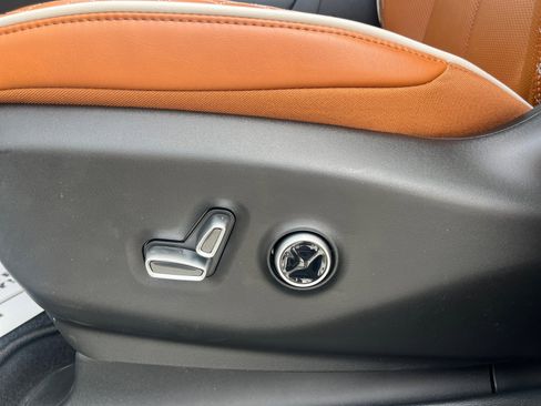 New 2026 Chrysler Pacifica Pinnacle image 13