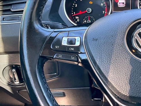 Used 2018 Volkswagen Tiguan SE image 24
