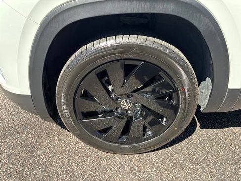 Certified 2024 Volkswagen Atlas SE FWD image 8