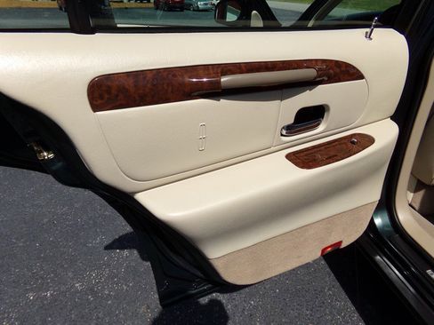 Used 2002 Lincoln Town Car Signature RWD image 53