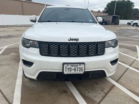 Used 2017 Jeep Grand Cherokee Altitude image 3