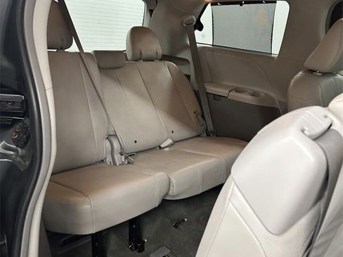 Used 2014 Toyota Sienna XLE image 29