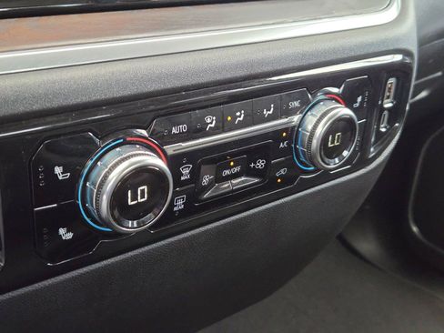 Used 2025 GMC Sierra 1500 SLT AWD/4WD image 19