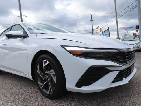 Used 2025 Hyundai Elantra Limited image 17