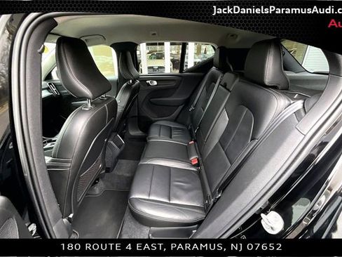 Used 2022 Volvo XC40 T5 Momentum image 25