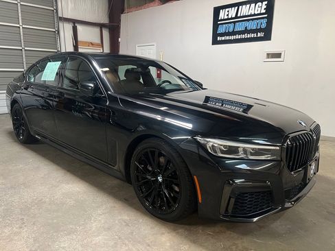 Used 2022 BMW 740i w/ M Sport Package image 3