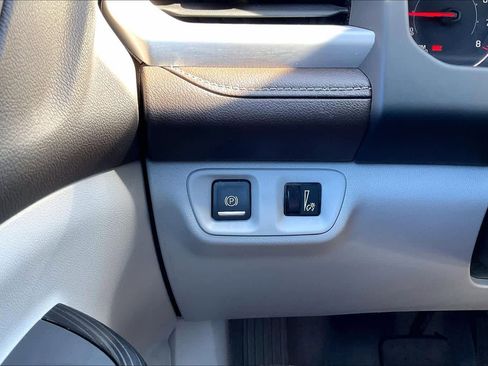 Used 2021 GMC Acadia SLT image 32