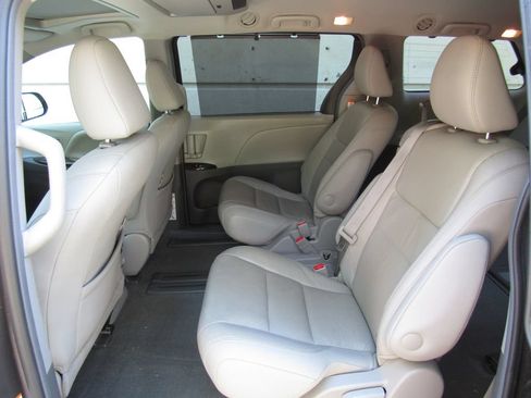Used 2015 Toyota Sienna XLE Premium FWD image 15