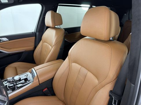 Used 2022 BMW X7 M50i w/ Executive Package image 25