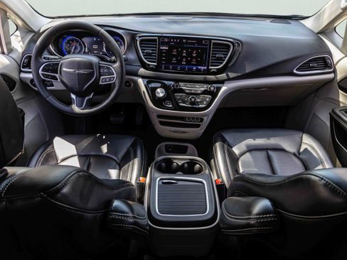 Used 2023 Chrysler Pacifica Touring-L FWD image 20
