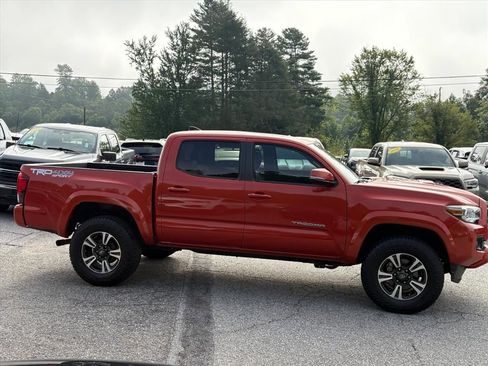 Used 2018 Toyota Tacoma TRD Sport AWD/4WD image 3