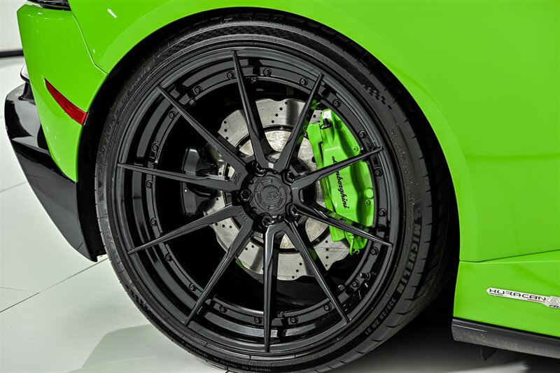 Used 2021 Lamborghini Huracan EVO RWD image 25