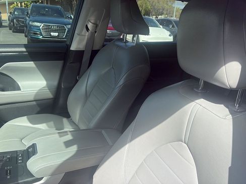 Used 2022 Toyota Highlander XLE AWD/4WD image 14