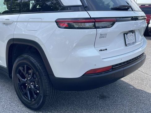 Used 2025 Jeep Grand Cherokee Altitude AWD/4WD image 12