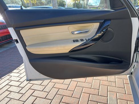 Used 2018 BMW 320i xDrive Sedan w/ Premium Package image 14