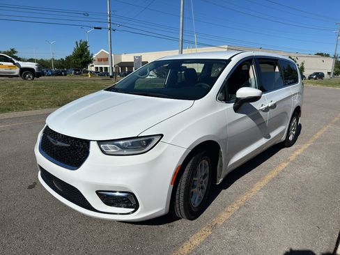 Used 2023 Chrysler Pacifica Touring-L FWD image 9