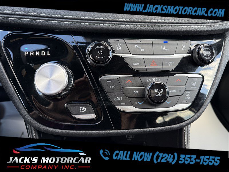 Used 2027 Chrysler Pacifica Limited FWD image 13