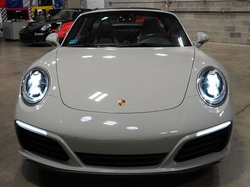 Used 2018 Porsche 911 image 19