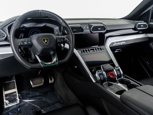 Used 2021 Lamborghini Urus image 2