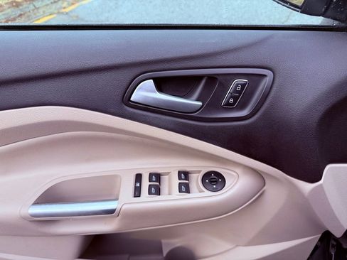 Used 2015 Ford Escape SE image 18