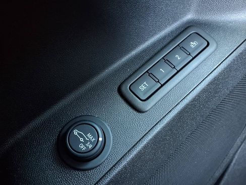 Used 2023 Chevrolet Equinox Premier FWD image 22