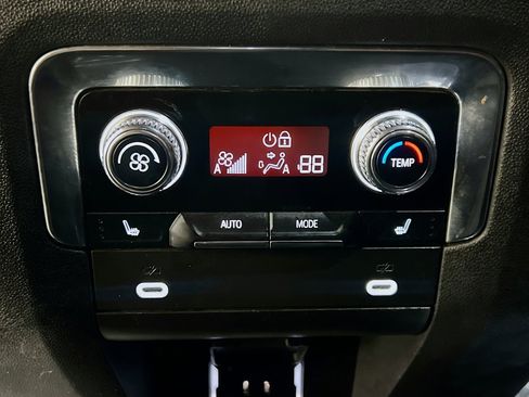 Used 2023 GMC Yukon XL SLT w/ SLT Premium Package AWD/4WD image 19