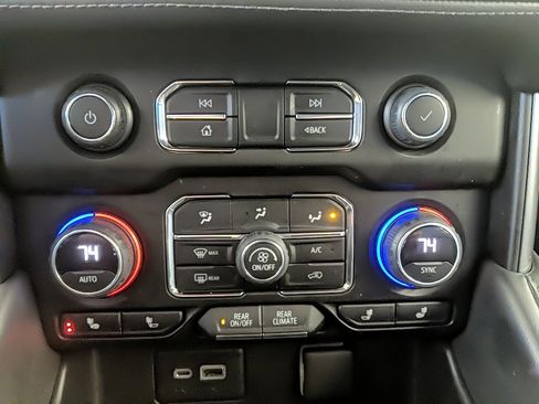 Used 2022 Chevrolet Suburban Z71 w/ Luxury Package image 27