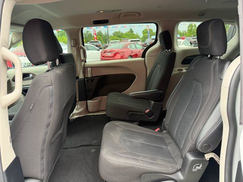 Used 2022 Chrysler Voyager LX FWD image 16